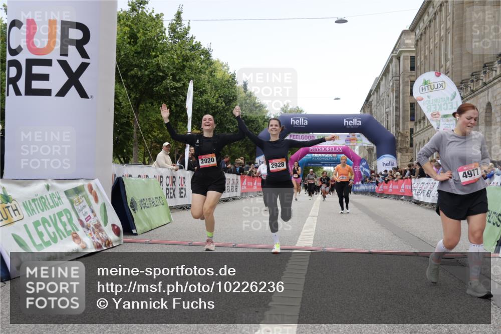 06.09.2026 - CURREX Alsterlauf Yannick Fuchs http://msf.ph/oto/10226236 06.09.2026 10:18:00 Ziel 2645, 2710, 2920, 2928, 3018, 4915, 4977 meine-sportfotos.de