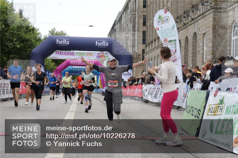 06.09.2026 - CURREX Alsterlauf Yannick Fuchs http://msf.ph/oto/10226278 06.09.2026 10:18:09 Ziel 1297, 2026, 2208, 2209, 3018, 3917, 4134, 4232, 4906, 4915 meine-sportfotos.de
