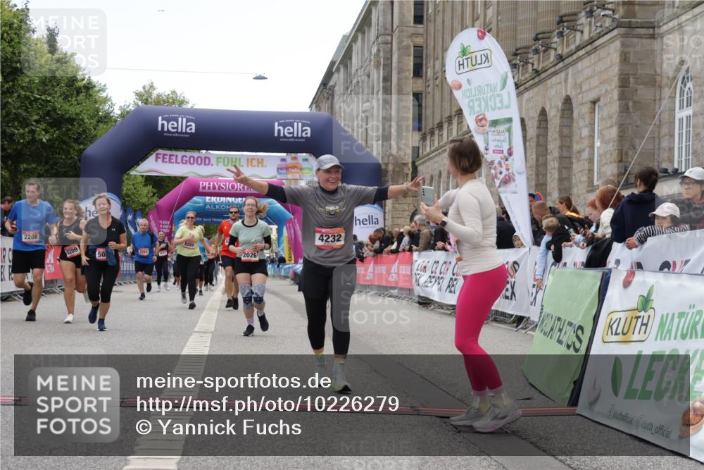 06.09.2026 - CURREX Alsterlauf Yannick Fuchs http://msf.ph/oto/10226279 06.09.2026 10:18:09 Ziel 1297, 2026, 2208, 2209, 3018, 3917, 4134, 4232, 4906, 4915 meine-sportfotos.de