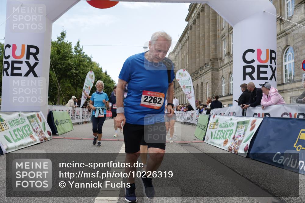 06.09.2026 - CURREX Alsterlauf Yannick Fuchs http://msf.ph/oto/10226319 06.09.2026 10:18:18 Ziel 2026, 2208, 2209, 2262, 3083, 3682, 3683, 4186, 4391, 4479, 4632, 4644, 5050, 5572, 6339, 8290 meine-sportfotos.de