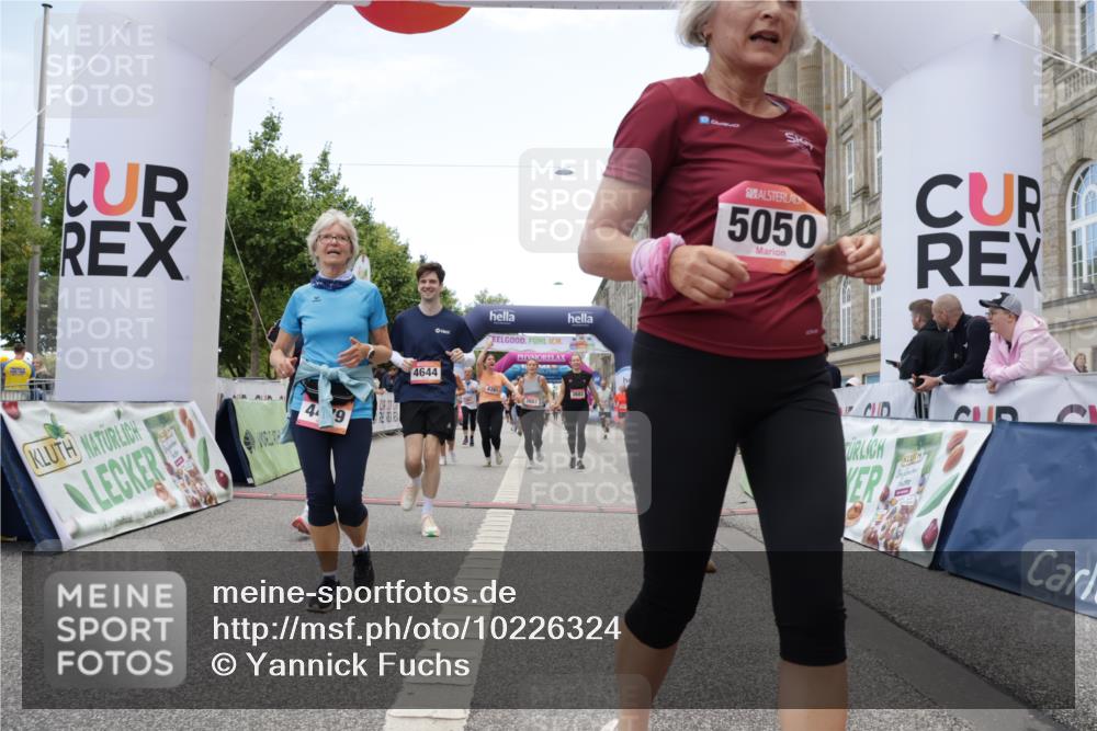 06.09.2026 - CURREX Alsterlauf Yannick Fuchs http://msf.ph/oto/10226324 06.09.2026 10:18:19 Ziel 2026, 2208, 2209, 2262, 2381, 3083, 3682, 3683, 4186, 4391, 4479, 4632, 4644, 5050, 5572, 6339, 8290 meine-sportfotos.de