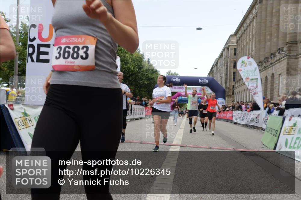 06.09.2026 - CURREX Alsterlauf Yannick Fuchs http://msf.ph/oto/10226345 06.09.2026 10:18:23 Ziel 2262, 2381, 2804, 3083, 3682, 3683, 4107, 4186, 4391, 4479, 4632, 4644, 4795, 4804, 5050, 5572, 5921, 6321, 6322 meine-sportfotos.de