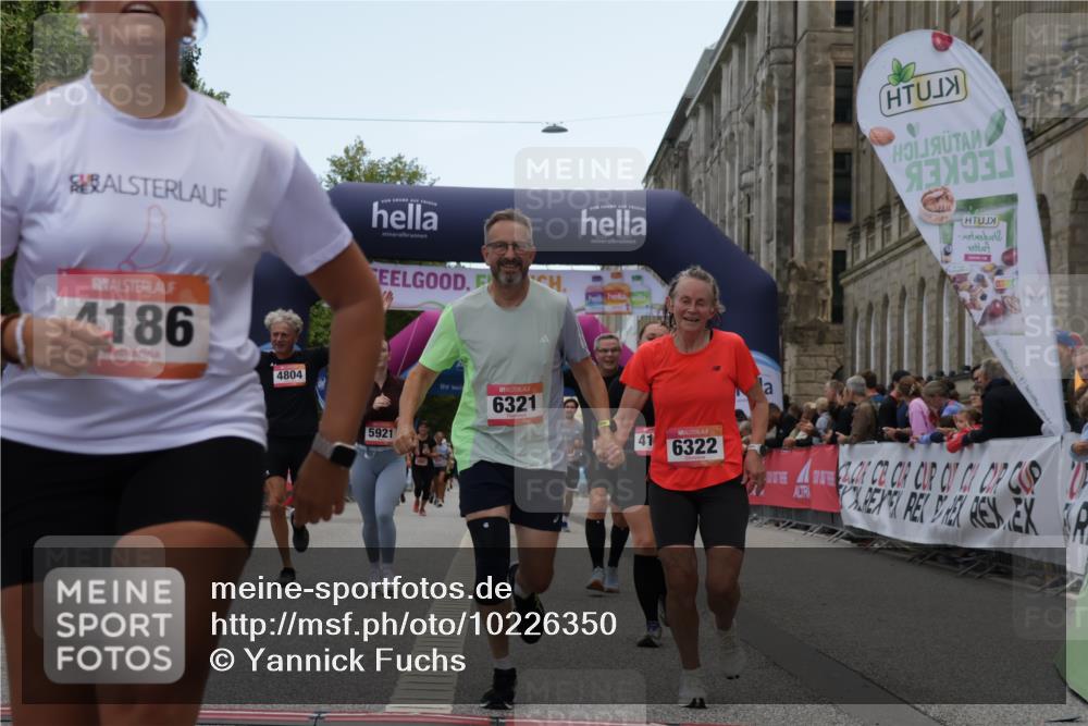 06.09.2026 - CURREX Alsterlauf Yannick Fuchs http://msf.ph/oto/10226350 06.09.2026 10:18:25 Ziel 2381, 2804, 3083, 3654, 3682, 3683, 4107, 4186, 4391, 4479, 4632, 4644, 4795, 4804, 5572, 5921, 6321, 6322 meine-sportfotos.de