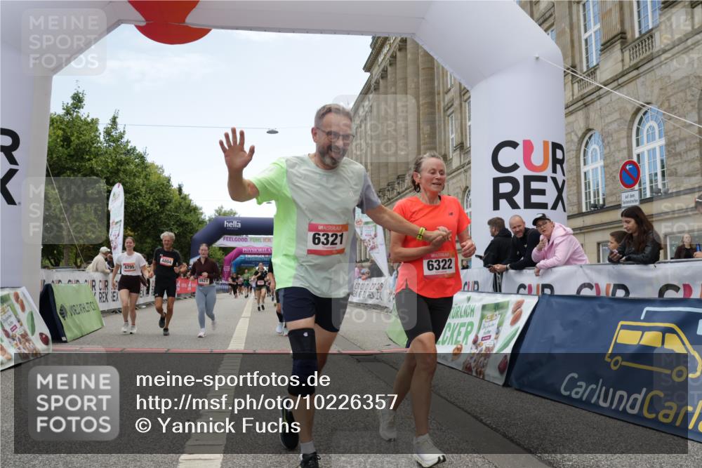 06.09.2026 - CURREX Alsterlauf Yannick Fuchs http://msf.ph/oto/10226357 06.09.2026 10:18:27 Ziel 2349, 2381, 2804, 3358, 3654, 3682, 3683, 4107, 4186, 4391, 4795, 4804, 5572, 5921, 6321, 6322 meine-sportfotos.de