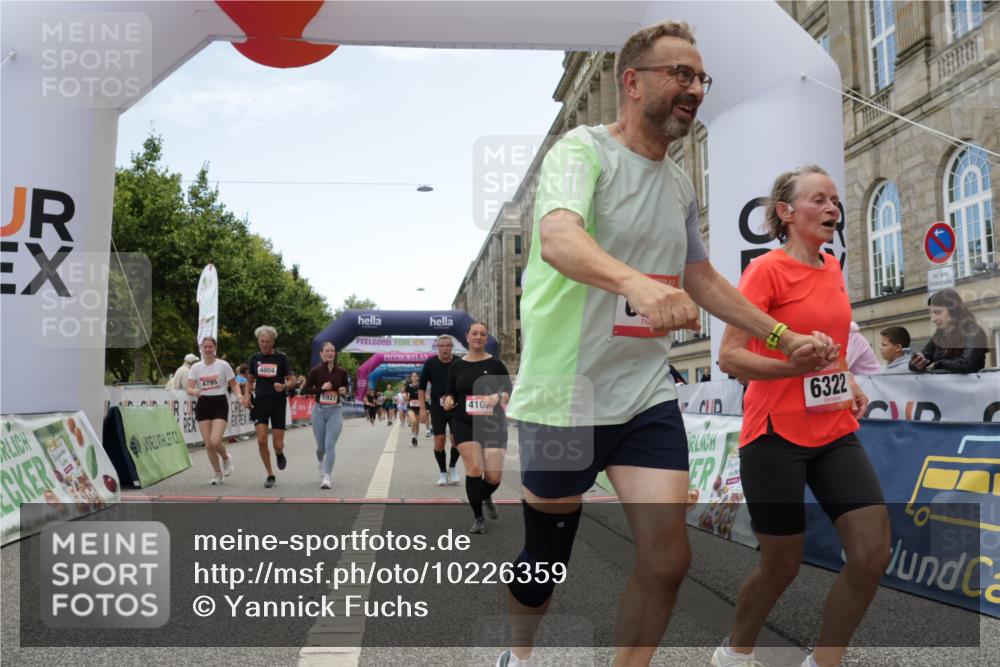 06.09.2026 - CURREX Alsterlauf Yannick Fuchs http://msf.ph/oto/10226359 06.09.2026 10:18:27 Ziel 2349, 2381, 2804, 3358, 3654, 3682, 3683, 4107, 4186, 4391, 4795, 4804, 5572, 5921, 6321, 6322 meine-sportfotos.de