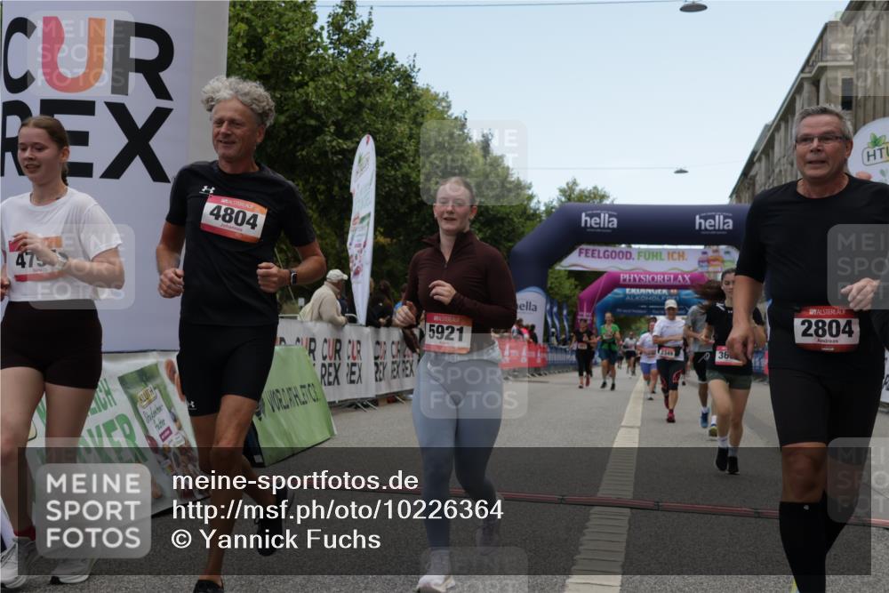 06.09.2026 - CURREX Alsterlauf Yannick Fuchs http://msf.ph/oto/10226364 06.09.2026 10:18:29 Ziel 2349, 2381, 2804, 2960, 3358, 3654, 4107, 4186, 4795, 4804, 5572, 5921, 6321, 6322 meine-sportfotos.de