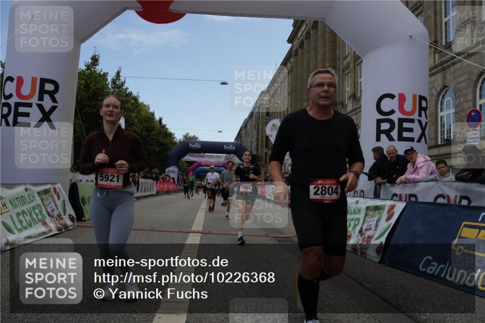 06.09.2026 - CURREX Alsterlauf Yannick Fuchs http://msf.ph/oto/10226368 06.09.2026 10:18:30 Ziel 2349, 2381, 2804, 2960, 3358, 3654, 4107, 4186, 4795, 4804, 5921, 6321, 6322 meine-sportfotos.de