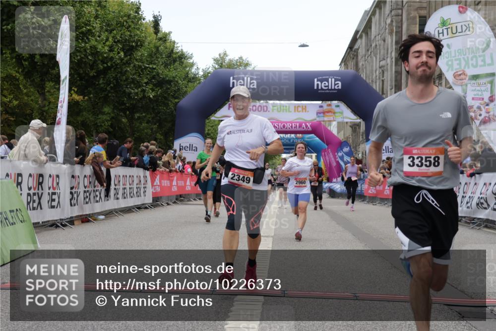 06.09.2026 - CURREX Alsterlauf Yannick Fuchs http://msf.ph/oto/10226373 06.09.2026 10:18:32 Ziel 2349, 2656, 2804, 2960, 3358, 3654, 4107, 4795, 4804, 5921, 6321, 6322, 8001 meine-sportfotos.de