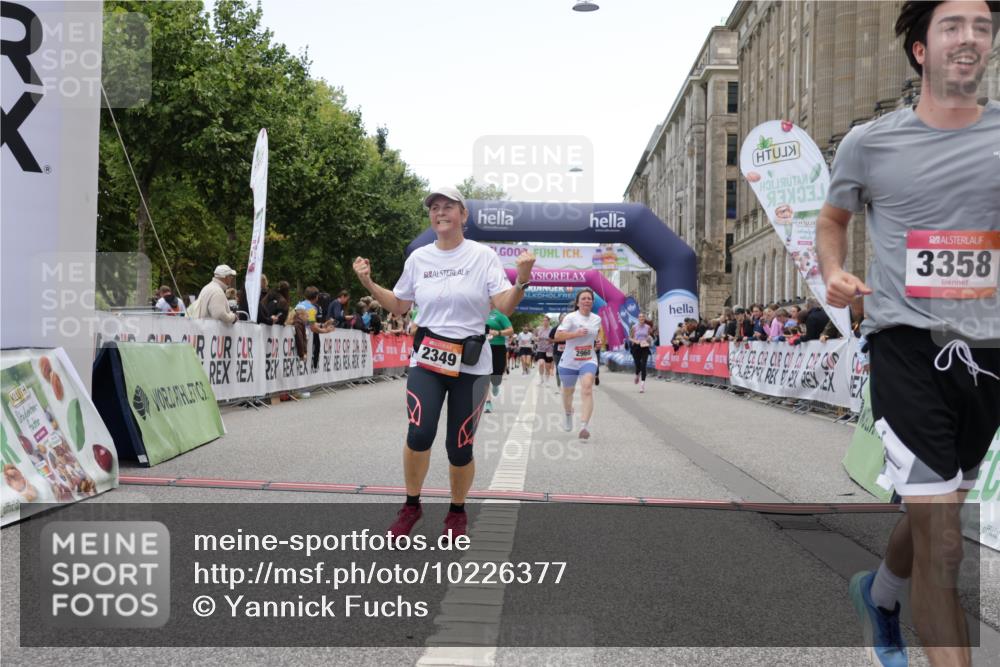 06.09.2026 - CURREX Alsterlauf Yannick Fuchs http://msf.ph/oto/10226377 06.09.2026 10:18:32 Ziel 2349, 2656, 2804, 2960, 3358, 3654, 4107, 4795, 4804, 5921, 6321, 6322, 8001 meine-sportfotos.de