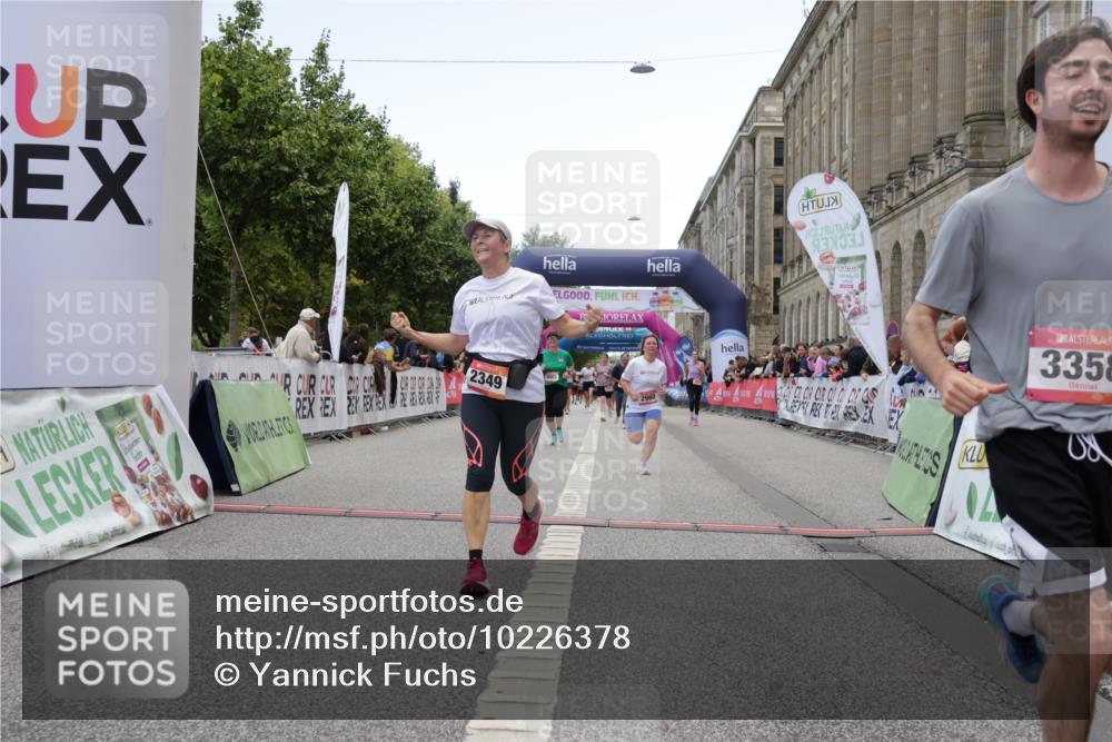 06.09.2026 - CURREX Alsterlauf Yannick Fuchs http://msf.ph/oto/10226378 06.09.2026 10:18:32 Ziel 2349, 2656, 2804, 2960, 3358, 3654, 4107, 4795, 4804, 5921, 6321, 6322, 8001 meine-sportfotos.de