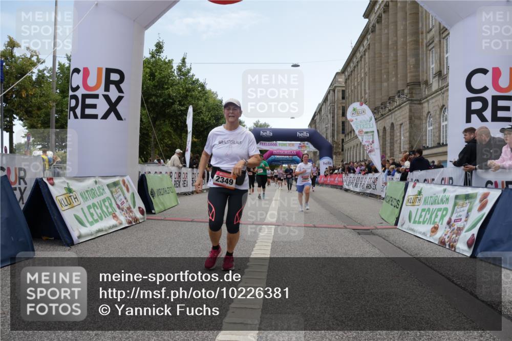 06.09.2026 - CURREX Alsterlauf Yannick Fuchs http://msf.ph/oto/10226381 06.09.2026 10:18:33 Ziel 2349, 2656, 2804, 2960, 3052, 3358, 3654, 4107, 4795, 4804, 5921, 8001 meine-sportfotos.de