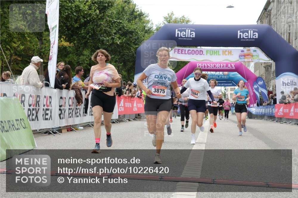 06.09.2026 - CURREX Alsterlauf Yannick Fuchs http://msf.ph/oto/10226420 06.09.2026 10:18:42 Ziel 2271, 2287, 2651, 2656, 3052, 3421, 3875, 3879, 4406, 4648, 5394, 5489, 6067, 8001 meine-sportfotos.de