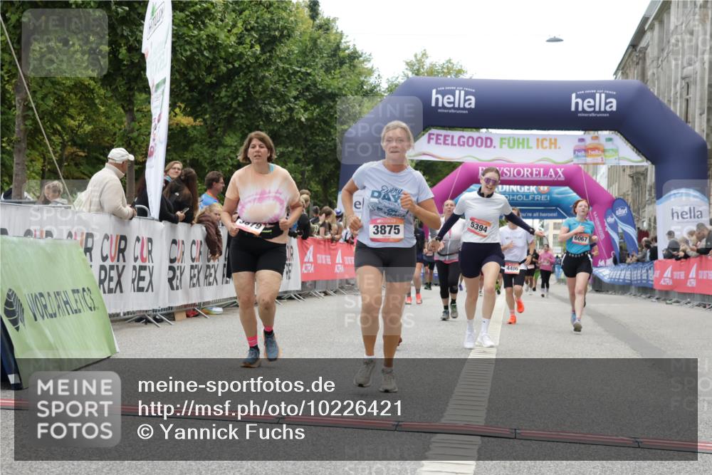 06.09.2026 - CURREX Alsterlauf Yannick Fuchs http://msf.ph/oto/10226421 06.09.2026 10:18:42 Ziel 2271, 2287, 2651, 2656, 3052, 3421, 3875, 3879, 4406, 4648, 5394, 5489, 6067, 8001 meine-sportfotos.de
