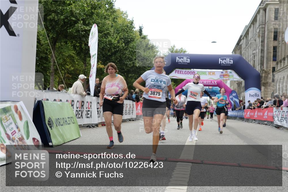 06.09.2026 - CURREX Alsterlauf Yannick Fuchs http://msf.ph/oto/10226423 06.09.2026 10:18:42 Ziel 2271, 2287, 2651, 2656, 3052, 3421, 3875, 3879, 4406, 4648, 5394, 5489, 6067, 8001 meine-sportfotos.de