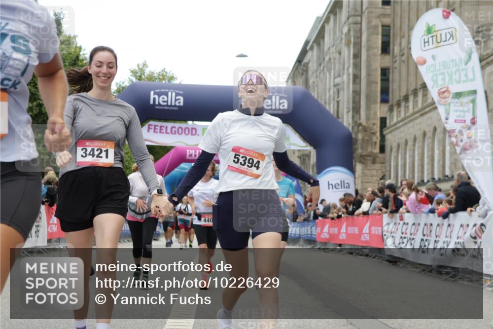 06.09.2026 - CURREX Alsterlauf Yannick Fuchs http://msf.ph/oto/10226429 06.09.2026 10:18:44 Ziel 2271, 2287, 2651, 3052, 3421, 3875, 3879, 4406, 4560, 4648, 4857, 5394, 5489, 6067 meine-sportfotos.de