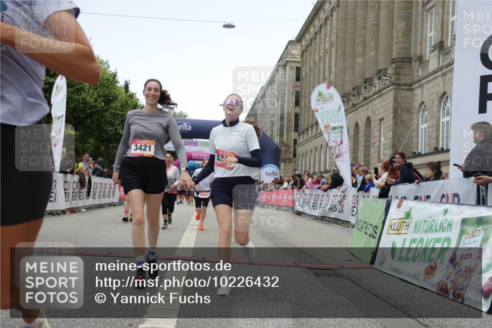 06.09.2026 - CURREX Alsterlauf Yannick Fuchs http://msf.ph/oto/10226432 06.09.2026 10:18:44 Ziel 2271, 2287, 2651, 3052, 3421, 3875, 3879, 4406, 4560, 4648, 4857, 5394, 5489, 6067 meine-sportfotos.de