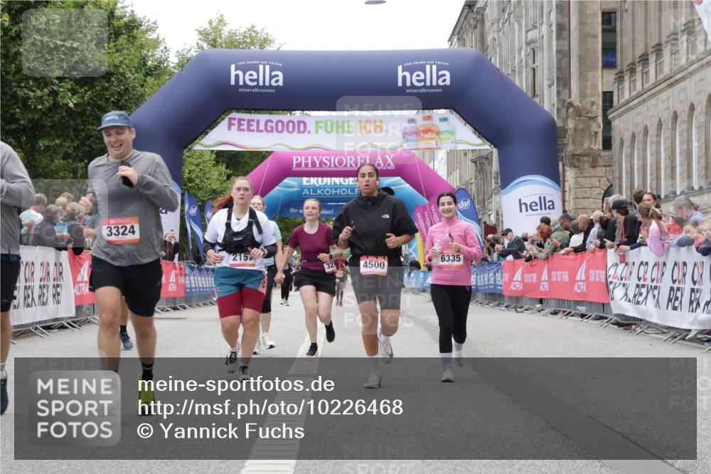 06.09.2026 - CURREX Alsterlauf Yannick Fuchs http://msf.ph/oto/10226468 06.09.2026 10:18:53 Ziel 2157, 2872, 3253, 3272, 3324, 3325, 4044, 4406, 4500, 4560, 4857, 5489, 6067, 6335 meine-sportfotos.de