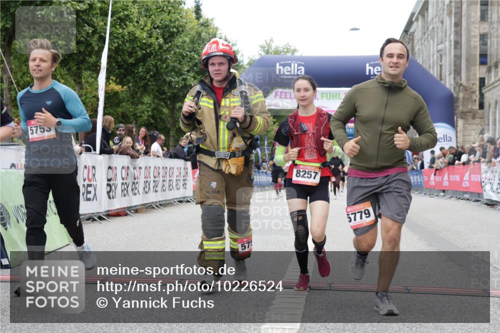 06.09.2026 - CURREX Alsterlauf Yannick Fuchs http://msf.ph/oto/10226524 06.09.2026 10:19:11 Ziel 2441, 4102, 5662, 5752, 5753, 5779, 6305, 8257 meine-sportfotos.de