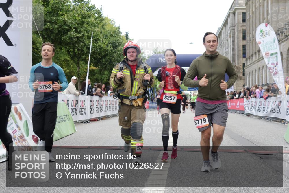06.09.2026 - CURREX Alsterlauf Yannick Fuchs http://msf.ph/oto/10226527 06.09.2026 10:19:11 Ziel 2441, 4102, 5662, 5752, 5753, 5779, 6305, 8257 meine-sportfotos.de