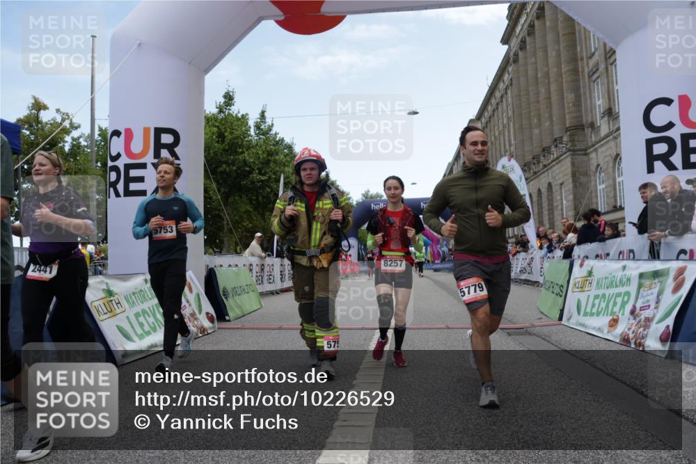 06.09.2026 - CURREX Alsterlauf Yannick Fuchs http://msf.ph/oto/10226529 06.09.2026 10:19:12 Ziel 2441, 4102, 5662, 5752, 5753, 5779, 8257 meine-sportfotos.de