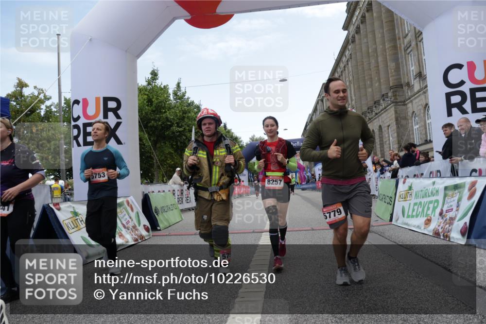 06.09.2026 - CURREX Alsterlauf Yannick Fuchs http://msf.ph/oto/10226530 06.09.2026 10:19:12 Ziel 2441, 4102, 5662, 5752, 5753, 5779, 8257 meine-sportfotos.de