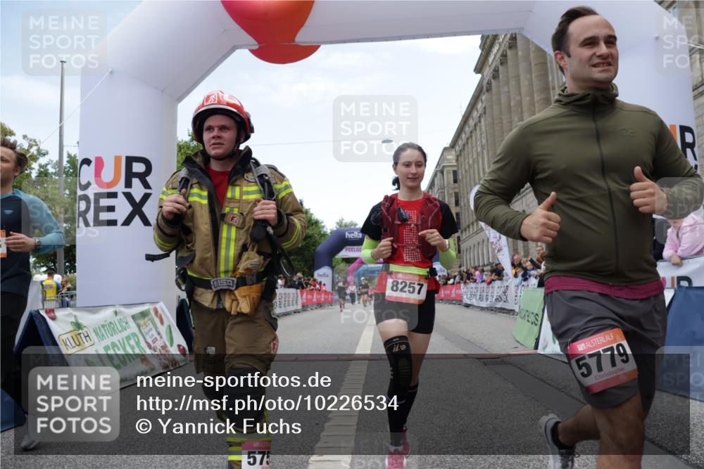 06.09.2026 - CURREX Alsterlauf Yannick Fuchs http://msf.ph/oto/10226534 06.09.2026 10:19:13 Ziel 2441, 4102, 5752, 5753, 5779, 8257 meine-sportfotos.de