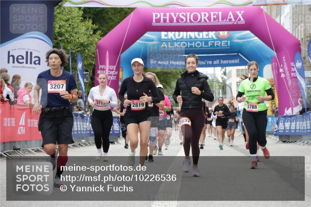 06.09.2026 - CURREX Alsterlauf Yannick Fuchs http://msf.ph/oto/10226536 06.09.2026 10:19:14 Ziel 2441, 3207, 4102, 5752, 5753, 5779, 8257 meine-sportfotos.de
