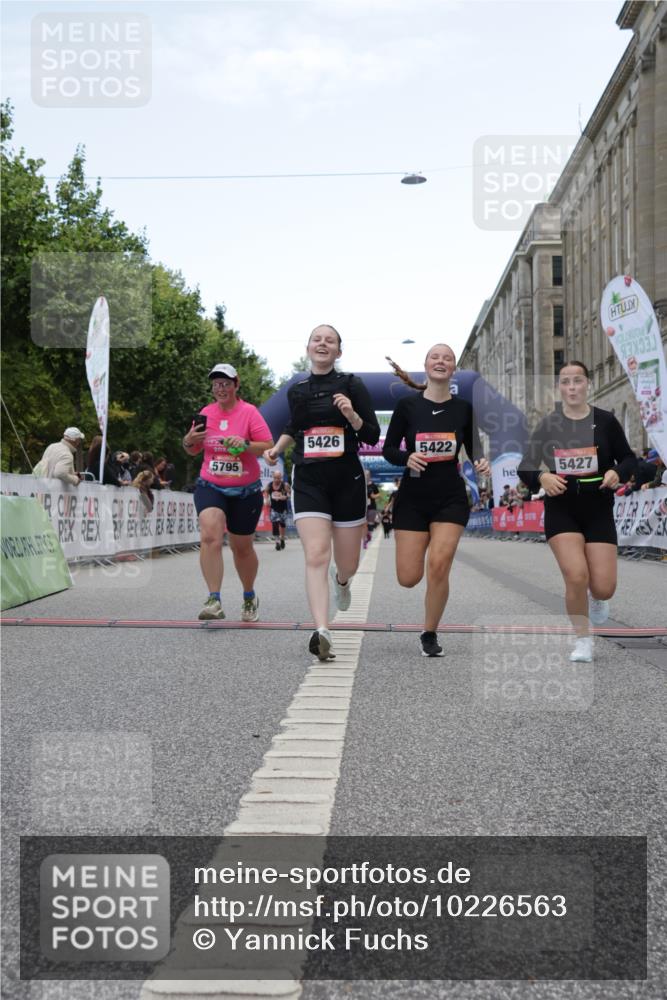 06.09.2026 - CURREX Alsterlauf Yannick Fuchs http://msf.ph/oto/10226563 06.09.2026 10:19:26 Ziel 2819, 2837, 3207, 3669, 3713, 4665, 5422, 5426, 5427, 5788, 5795 meine-sportfotos.de