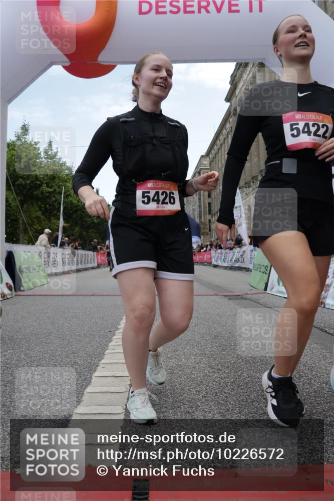 06.09.2026 - CURREX Alsterlauf Yannick Fuchs http://msf.ph/oto/10226572 06.09.2026 10:19:28 Ziel 2292, 2293, 2819, 3669, 3713, 4665, 5376, 5422, 5426, 5427, 5788, 5795 meine-sportfotos.de