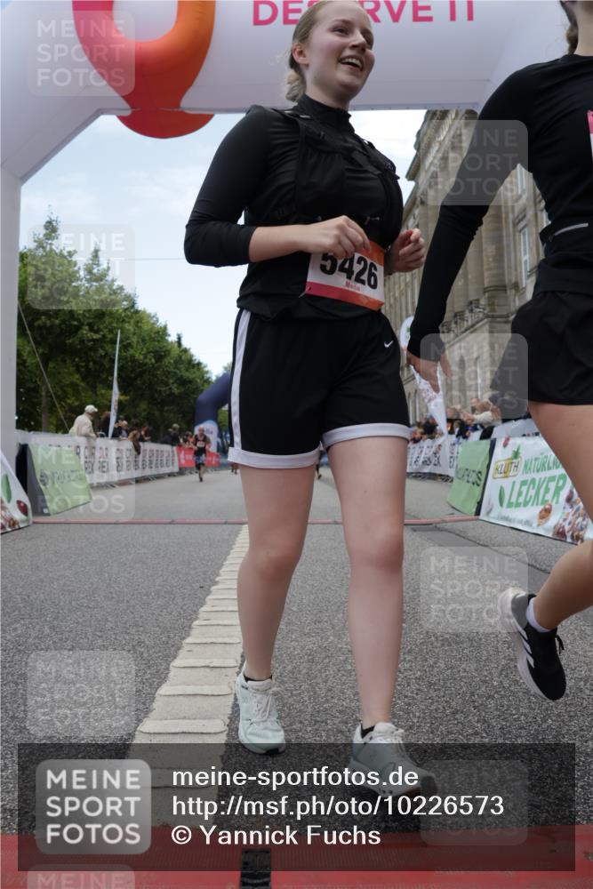 06.09.2026 - CURREX Alsterlauf Yannick Fuchs http://msf.ph/oto/10226573 06.09.2026 10:19:28 Ziel 2292, 2293, 2819, 3669, 3713, 4665, 5376, 5422, 5426, 5427, 5788, 5795 meine-sportfotos.de