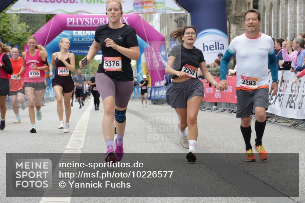 06.09.2026 - CURREX Alsterlauf Yannick Fuchs http://msf.ph/oto/10226577 06.09.2026 10:19:31 Ziel 2292, 2293, 3713, 5042, 5043, 5195, 5196, 5376, 5422, 5426, 5427, 5648, 5795 meine-sportfotos.de