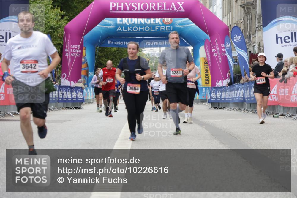 06.09.2026 - CURREX Alsterlauf Yannick Fuchs http://msf.ph/oto/10226616 06.09.2026 10:19:42 Ziel 3145, 3642, 4480, 5042, 5043, 5195, 5196, 5281 meine-sportfotos.de
