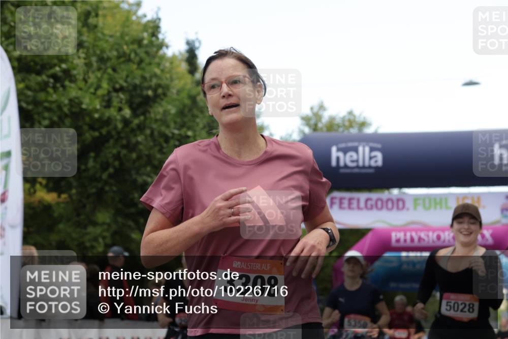 06.09.2026 - CURREX Alsterlauf Yannick Fuchs http://msf.ph/oto/10226716 06.09.2026 10:20:15 Ziel 2995, 3204, 3308, 3769, 3926, 4724, 5028, 5350 meine-sportfotos.de