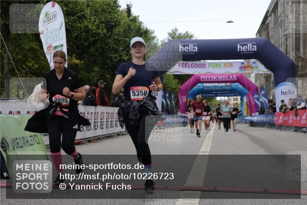 06.09.2026 - CURREX Alsterlauf Yannick Fuchs http://msf.ph/oto/10226723 06.09.2026 10:20:17 Ziel 2995, 3204, 3308, 4724, 5028, 5350 meine-sportfotos.de