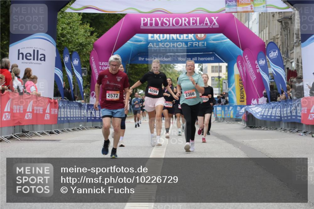 06.09.2026 - CURREX Alsterlauf Yannick Fuchs http://msf.ph/oto/10226729 06.09.2026 10:20:19 Ziel 2995, 3204, 3308, 5028, 5350 meine-sportfotos.de