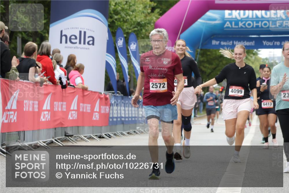 06.09.2026 - CURREX Alsterlauf Yannick Fuchs http://msf.ph/oto/10226731 06.09.2026 10:20:20 Ziel 2366, 2572, 2995, 3204, 3308, 5028, 5350 meine-sportfotos.de