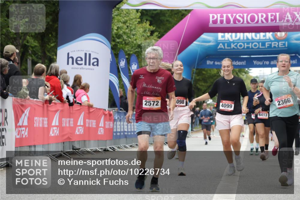 06.09.2026 - CURREX Alsterlauf Yannick Fuchs http://msf.ph/oto/10226734 06.09.2026 10:20:20 Ziel 2366, 2572, 2995, 3204, 3308, 5028, 5350 meine-sportfotos.de