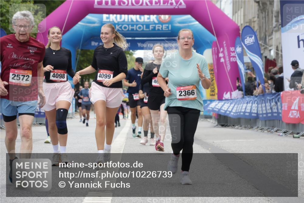 06.09.2026 - CURREX Alsterlauf Yannick Fuchs http://msf.ph/oto/10226739 06.09.2026 10:20:21 Ziel 2366, 2572, 2995, 3204, 3308, 4098, 4099, 5028, 5350 meine-sportfotos.de