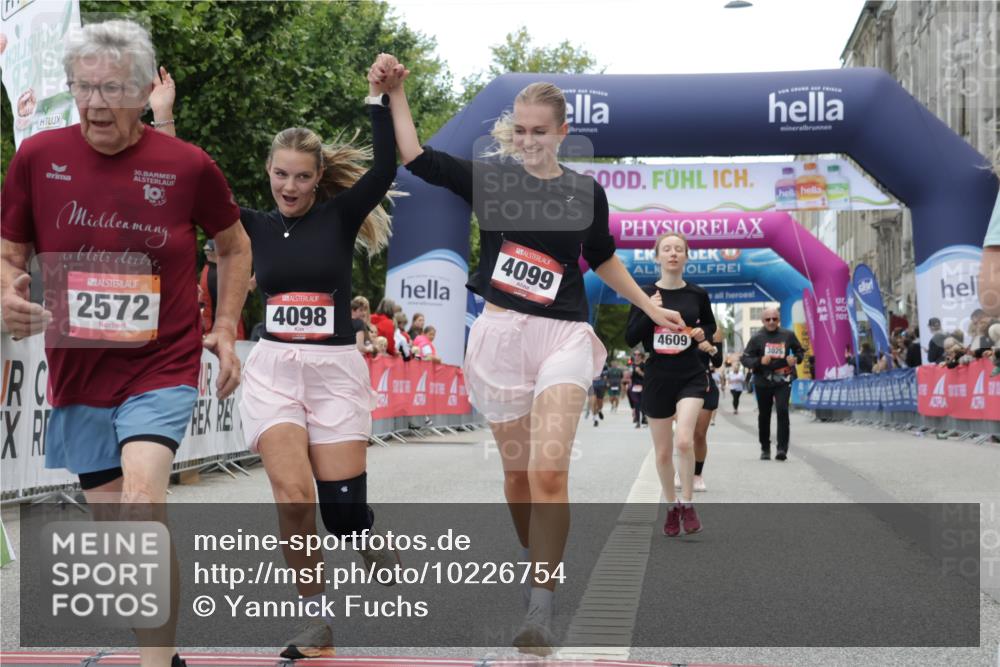 06.09.2026 - CURREX Alsterlauf Yannick Fuchs http://msf.ph/oto/10226754 06.09.2026 10:20:26 Ziel 2366, 2572, 4098, 4099, 4609, 5305, 6413 meine-sportfotos.de