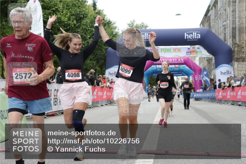 06.09.2026 - CURREX Alsterlauf Yannick Fuchs http://msf.ph/oto/10226756 06.09.2026 10:20:26 Ziel 2366, 2572, 4098, 4099, 4609, 5305, 6413 meine-sportfotos.de