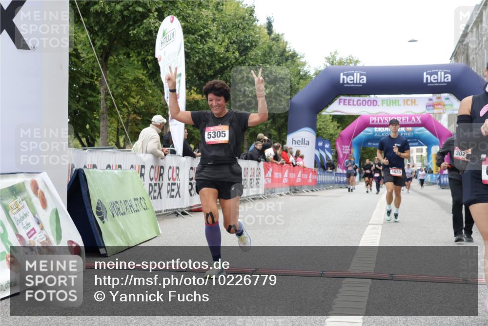06.09.2026 - CURREX Alsterlauf Yannick Fuchs http://msf.ph/oto/10226779 06.09.2026 10:20:31 Ziel 2366, 2572, 3026, 4098, 4099, 4609, 4635, 5305, 6413 meine-sportfotos.de