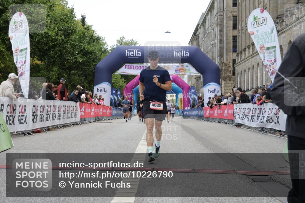 06.09.2026 - CURREX Alsterlauf Yannick Fuchs http://msf.ph/oto/10226790 06.09.2026 10:20:35 Ziel 3026, 4609, 4635, 5305, 6413 meine-sportfotos.de