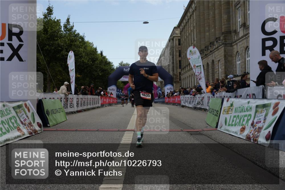 06.09.2026 - CURREX Alsterlauf Yannick Fuchs http://msf.ph/oto/10226793 06.09.2026 10:20:36 Ziel 3026, 4635, 5305, 6413 meine-sportfotos.de