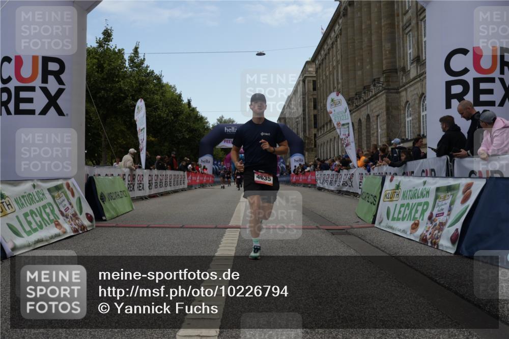 06.09.2026 - CURREX Alsterlauf Yannick Fuchs http://msf.ph/oto/10226794 06.09.2026 10:20:36 Ziel 3026, 4635, 5305, 6413 meine-sportfotos.de