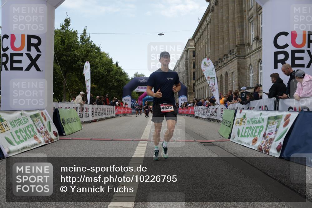 06.09.2026 - CURREX Alsterlauf Yannick Fuchs http://msf.ph/oto/10226795 06.09.2026 10:20:36 Ziel 3026, 4635, 5305, 6413 meine-sportfotos.de