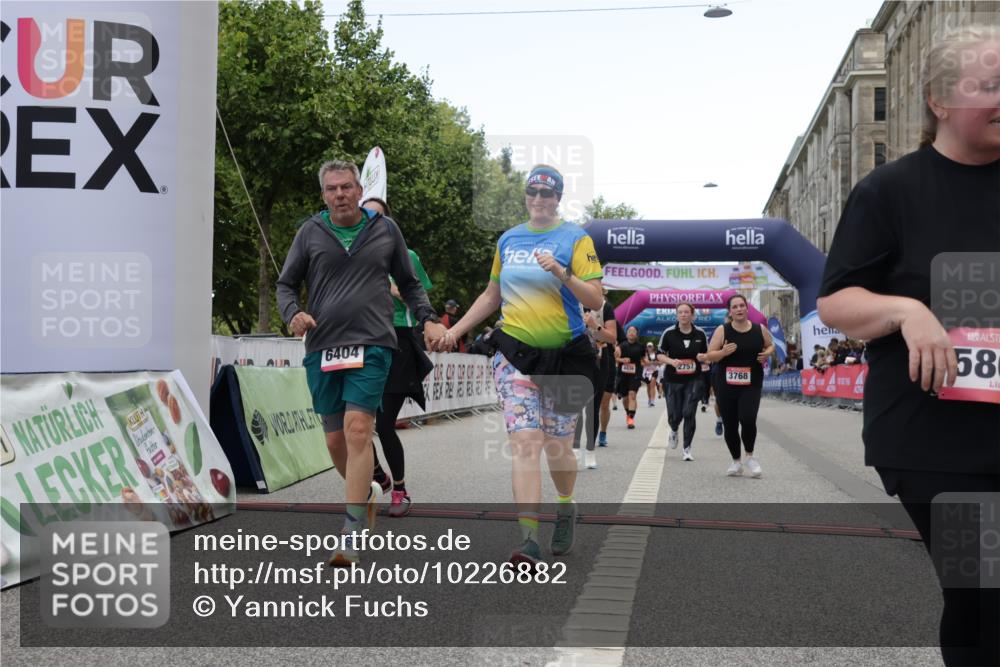 06.09.2026 - CURREX Alsterlauf Yannick Fuchs http://msf.ph/oto/10226882 06.09.2026 10:21:02 Ziel 2146, 2754, 2755, 2757, 2885, 3495, 4436, 5136, 5180, 5806, 6403, 6404 meine-sportfotos.de