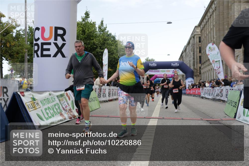 06.09.2026 - CURREX Alsterlauf Yannick Fuchs http://msf.ph/oto/10226886 06.09.2026 10:21:02 Ziel 2146, 2754, 2755, 2757, 2885, 3495, 4436, 5136, 5180, 5806, 6403, 6404 meine-sportfotos.de
