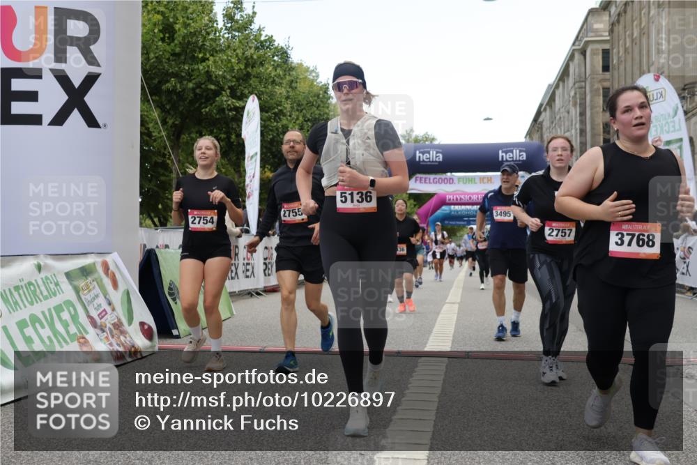 06.09.2026 - CURREX Alsterlauf Yannick Fuchs http://msf.ph/oto/10226897 06.09.2026 10:21:05 Ziel 2754, 2755, 2757, 2885, 3406, 3495, 3579, 4436, 4562, 5136, 5562, 5806, 6403, 6404 meine-sportfotos.de