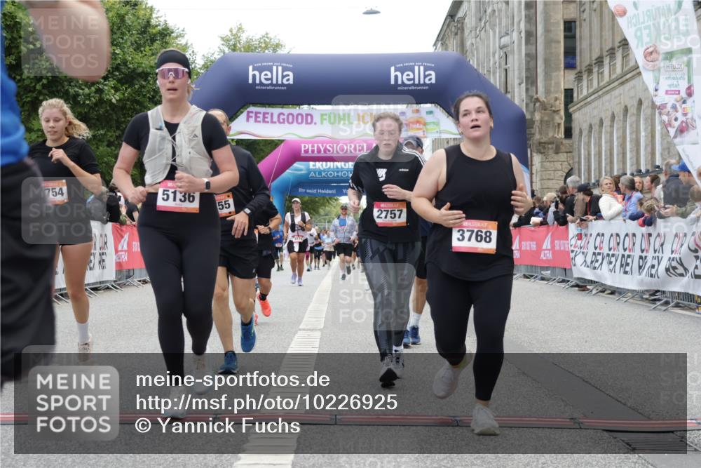 06.09.2026 - CURREX Alsterlauf Yannick Fuchs http://msf.ph/oto/10226925 06.09.2026 10:21:03 Ziel 2146, 2754, 2755, 2757, 2885, 3495, 4436, 4562, 5136, 5180, 5806, 6403, 6404 meine-sportfotos.de