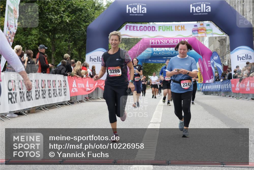 06.09.2026 - CURREX Alsterlauf Yannick Fuchs http://msf.ph/oto/10226958 06.09.2026 10:22:50 Ziel 2243, 2751, 2774, 3288, 3372, 5289, 5358, 6489, 8074, 8119 meine-sportfotos.de